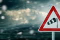 Obyvatelia jedného z okresov musia byť obzvlášť opatrní: Vietor môže dosiahnuť rýchlosť 100km/h