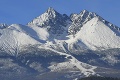 Turisti, budte veľmi opatrní: Pre vrcholové partie všetkých pohorí platí tretí lavínový stupeň!