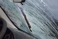 Nočná mora vodičov: Kus ľadu zo strechy kamióna preletel čelným sklom, polícia hľadá svedkov nehody