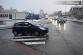 Vážna nehoda v Bratislave: Auto narazilo do bežca na priechode pre chodcov