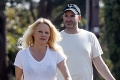 Opäť slobodná: Pamela Anderson sa s chlapmi nekašle, dala košom aj piatemu manželovi!