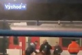 Nechutný incident na stanici v Moldave nad Bodvou: Policajti vytiahli z vlaku opitého muža, sledujte, čo sa dialo potom!