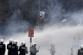 Masový protest proti opatreniam v Bruseli sa zvrhol: Polícia nasadila vodné delá a slzotvorný plyn