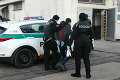 Cudzinecká polícia mala plné ruky práce: Migrant v podvozku kamióna aj falošné pečiatky v pase