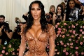 Nehorázne sexi! Sports Illustrated vyzliekol Kardashianku: Kim, čo tie neviditeľné plavky?