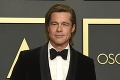 Sexidol Brad Pitt tajne randil so susedkou: Vykľula sa z nej známa speváčka