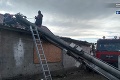 Rodina z Plaveckého Štvrtka zažila hrôzu: Na ich dom spadol 10-metrový stĺp elektrického vedenia!