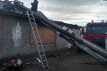 Rodina z Plaveckého Štvrtka zažila hrôzu: Na ich dom spadol 10-metrový stĺp elektrického vedenia!
