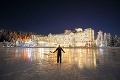 Unikátne zábery, štadióny vymenili za mrazivú prírodu: Hokejový zápas vnútri ľadovca