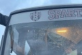 Odkaz na krvavé derby Trnava-Slovan? Chuligáni zaútočili na autobus Spartaka v Petržalke!