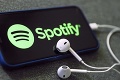 Spotify opúšťajú niektorí interpreti: Služba má dávať priestor nebezpečným dezinformáciám
