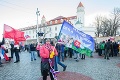 Pred budovou parlamentu sa zhromaždili stovky ľudí: Protest proti dohode s USA