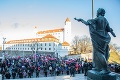 Pred budovou parlamentu sa zhromaždili stovky ľudí: Protest proti dohode s USA