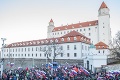 Pred budovou parlamentu sa zhromaždili stovky ľudí: Protest proti dohode s USA