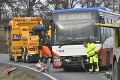 Počasie ukazuje v Česku svoju moc: Silný vietor prevrátil autobus, dopravu komplikuje i sneh