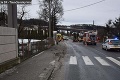 Dostal šmyk a narazil do plotu rodinného domu: Auto ožratého vodiča skončilo na streche!