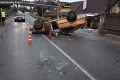 Dostal šmyk a narazil do plotu rodinného domu: Auto ožratého vodiča skončilo na streche!