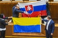 Takýto cirkus slovenský parlament dávno nezažil: Poslancovi strhli z tváre respirátor, z počítača hrala rocková hudba!