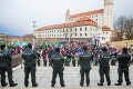 Na proteste proti dohode s USA chcela skupina ľudí preniknúť k budove parlamentu: Zásah polície!