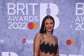 Najbizarnejšie róby na Brit Awards, celebritné ženy vytasili prednosti: Veď im je vidieť takmer až do...!