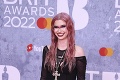 Najbizarnejšie róby na Brit Awards, celebritné ženy vytasili prednosti: Veď im je vidieť takmer až do...!