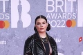 Najbizarnejšie róby na Brit Awards, celebritné ženy vytasili prednosti: Veď im je vidieť takmer až do...!