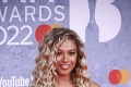 Najbizarnejšie róby na Brit Awards, celebritné ženy vytasili prednosti: Veď im je vidieť takmer až do...!