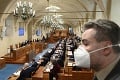 Český senát poriadne zamiešal vláde karty a odmietol pandemický zákon: Toto sa bude diať ďalej