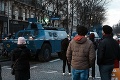 V Paríži sa schádzajú stovky áut: Protest odkukali od kanadských kamionistov