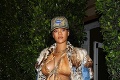 Tehotná kráska svoje telo vystavuje: Rihanna nosí bruško ako doplnok