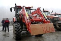 Nahnevaní poľnohospodári s traktormi protestujú na Dargove: Žiadajú okamžité odvolanie ministra Vlčana