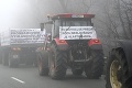 Nahnevaní poľnohospodári s traktormi protestujú na Dargove: Žiadajú okamžité odvolanie ministra Vlčana