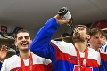 Hokejisti Slovenska roztočili v kabíne bronzovú oslavu: Vykúpaný tréner a víťazné cigary!