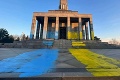 Politici rázne odsudzujú vandalizmus na Slavíne: Neprilievajme olej do požiaru vojny