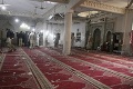 K útoku na mešitu v Pakistane sa prihlásil Islamský štát: Zomreli desiatky ľudí