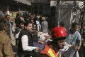 K útoku na mešitu v Pakistane sa prihlásil Islamský štát: Zomreli desiatky ľudí