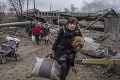 Zúfalí ľudia utekajú do bezpečia: V mraze čakajú hodiny na vlak, utekajú cez rozbúrenú rieku