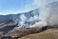 Požiar suchej trávy sa úplne vymkol spod kontroly: Staršieho muža museli hasiť! Utrpel vážne poranenia