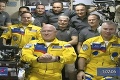 Ruskí kozmonauti prišli na ISS v kombinézach vo farbách ukrajinskej vlajky: Náhoda?