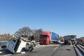 Vážna nehoda dvoch kamiónov a osobného auta: Zrážka vozidlo roztrhla na dva kusy!