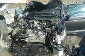 Vážna nehoda dvoch kamiónov a osobného auta: Zrážka vozidlo roztrhla na dva kusy!