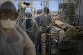 Zlé správy z Nemecka: Väčšina personálu v nemocniciach má covid! Príde uvoľňovanie?
