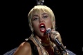 Dramatický let známej americkej speváčky: Do lietadla Miley Cyrus udrel blesk!