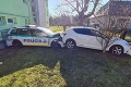 Dráma na západe Slovenska: Policajné auto skončilo len pár milimetrov od plynovej prípojky, padli aj výstrely