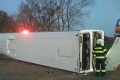 Osem ľudí skončilo v nemocnici, vodiča museli vystrihovať: Čo bolo príčinou rannej nehody autobusu?