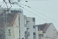 Hrozivé zábery z blízkosti železničnej stanice v Bratislave: Muž skočil z nadchodu na cestu!