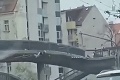 Hrozivé zábery z blízkosti železničnej stanice v Bratislave: Muž skočil z nadchodu na cestu!