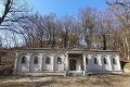 Hrobka v Sedliskách slúžila na tanečné zábavy: O rok to pred pamiatkou môže vyzerať úplne inak!