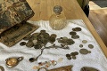Žena pri zbieraní odpadkov našla truhlicu s pokladom: Aha, čo všetko sa v nej nachádzalo!