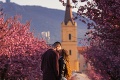 Romantická ulička v Nitre prilákala aj Adama s Karolínou: Pusa pod kvitnúcou japonskou čerešňou!